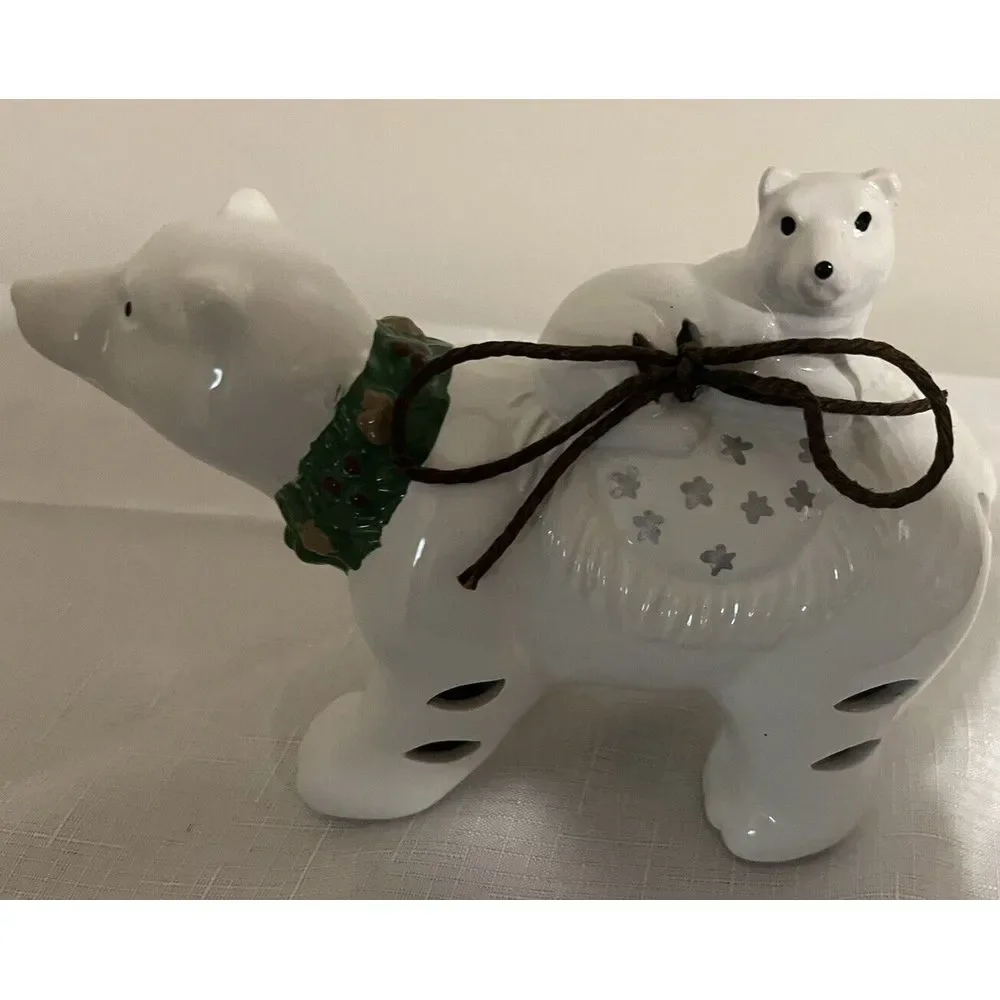 Polar Bear With potpourri‎